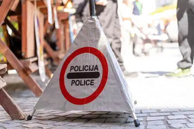 V prometni nesreči na Ravnah se je hudo poškodovala peška