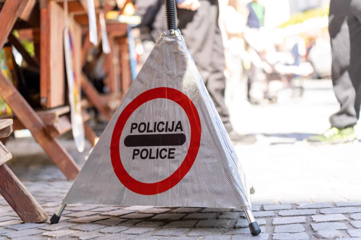 V prometni nesreči na Ravnah se je hudo poškodovala peška