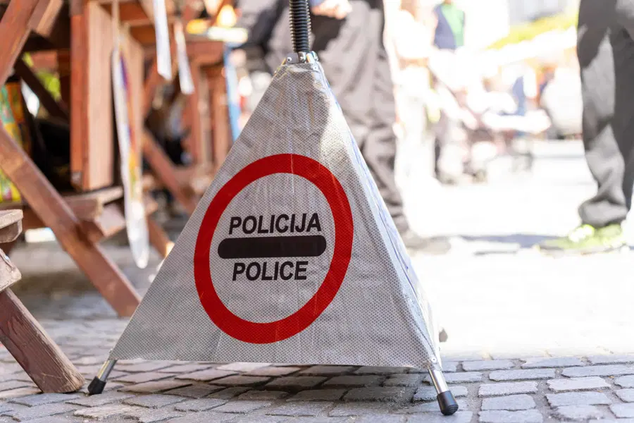 V nesreči pri delu se je huje poškodovala delavka