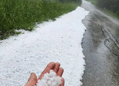 Sobotno neurje povzročilo preglavice na območju Trbovelj, Maribora in Celja