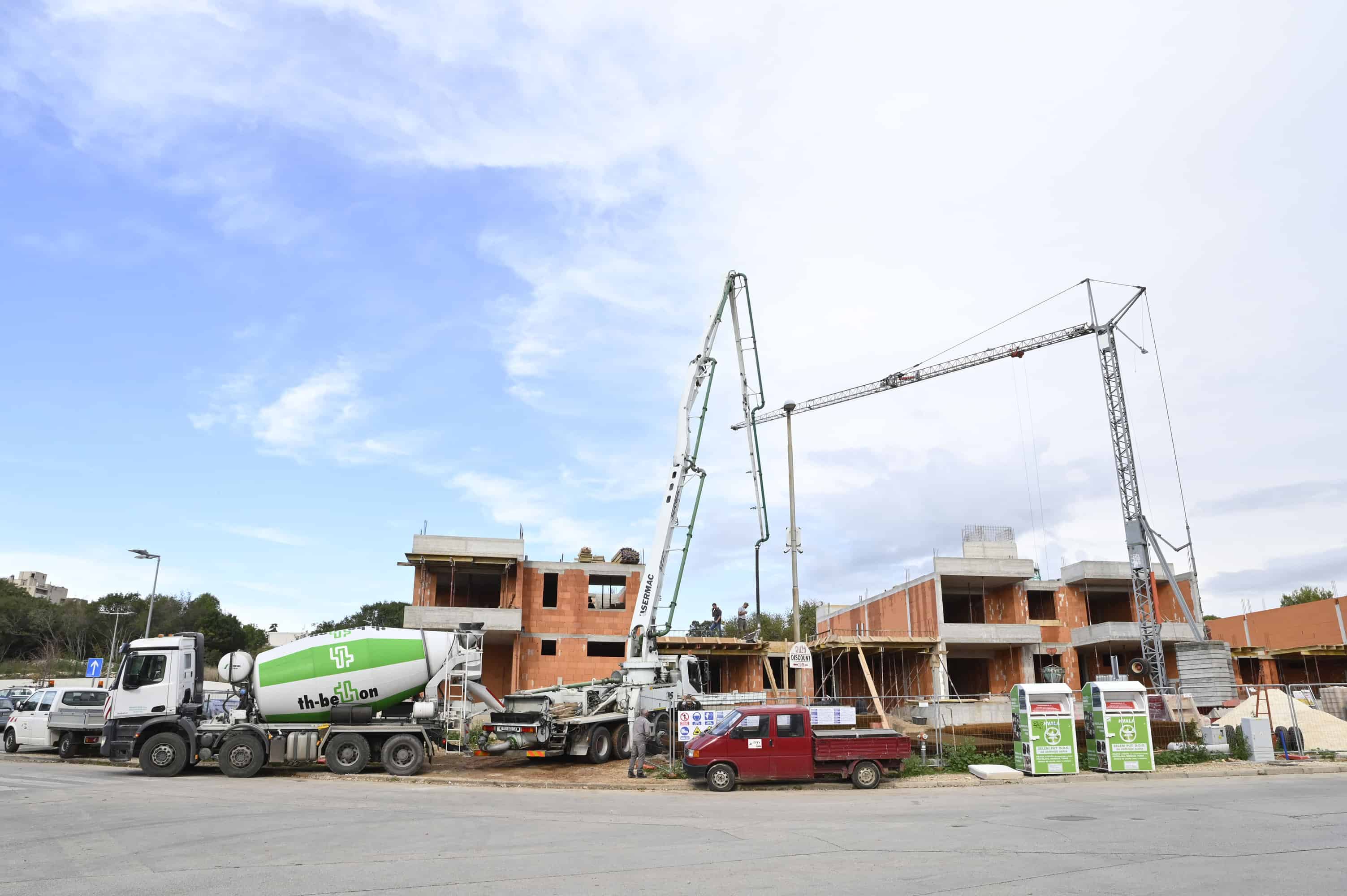 Raziskava: Štirje od petih obrtnikov podražili storitve, najbolj gradbinci