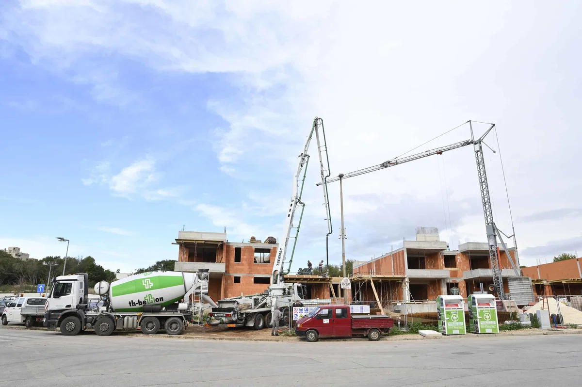 Raziskava: Štirje od petih obrtnikov podražili storitve, najbolj gradbinci