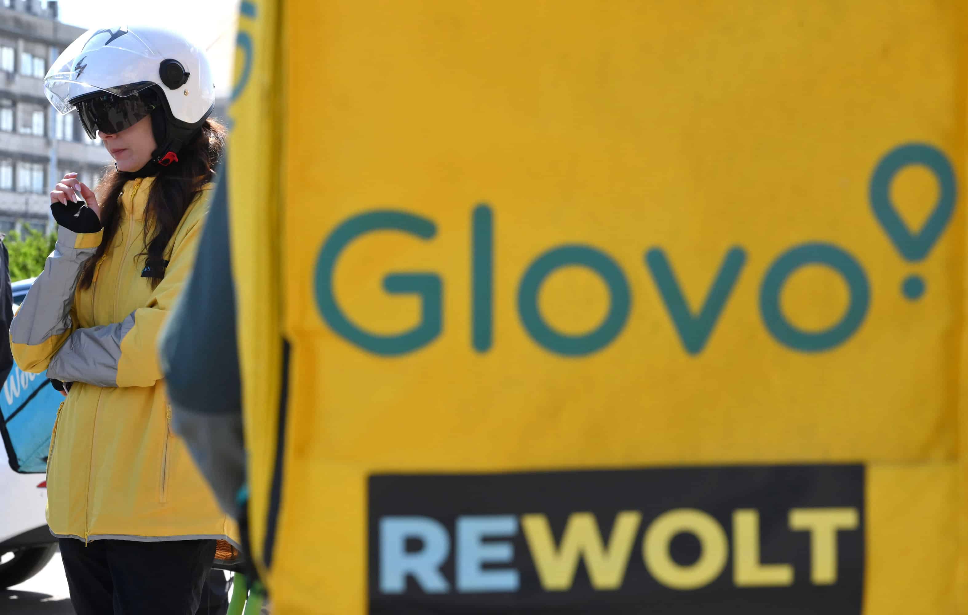 Dostavljalci v dveurno opozorilno stavko