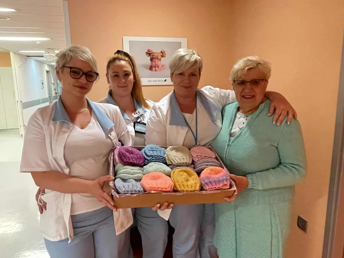Novih 90 kapic za novorojenčke v slovenjgraški porodnišnici
