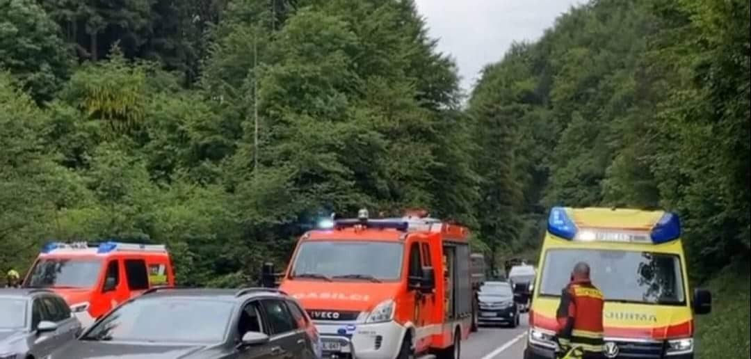 Prišlo je do prometne nesreče. Posredovali so gasilci in reševalci