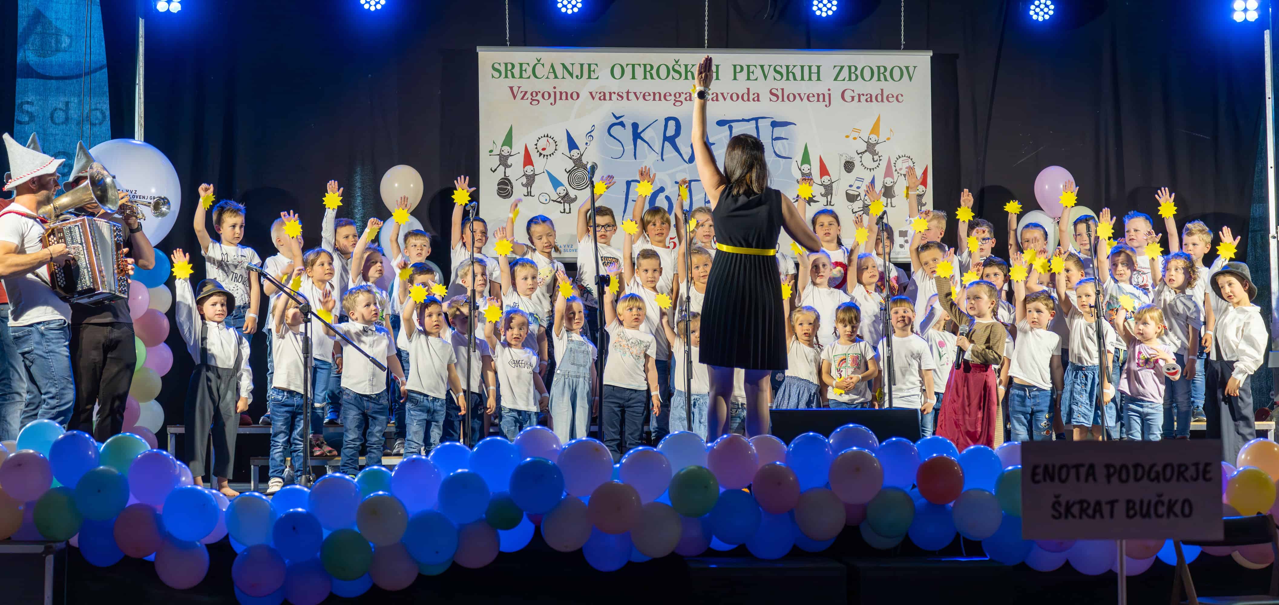 Škratje pojejo: Otroci VVZ Slovenj Gradec zapeli staršem (VIDEO in FOTO)