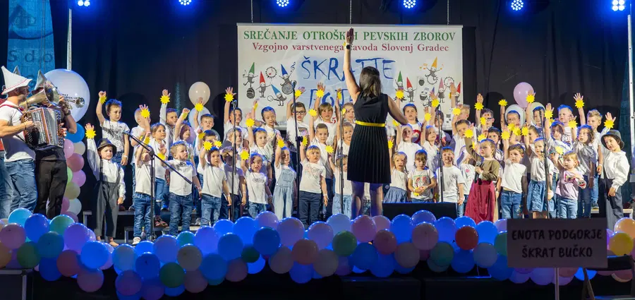 Škratje pojejo: Otroci VVZ Slovenj Gradec zapeli staršem (VIDEO in FOTO)