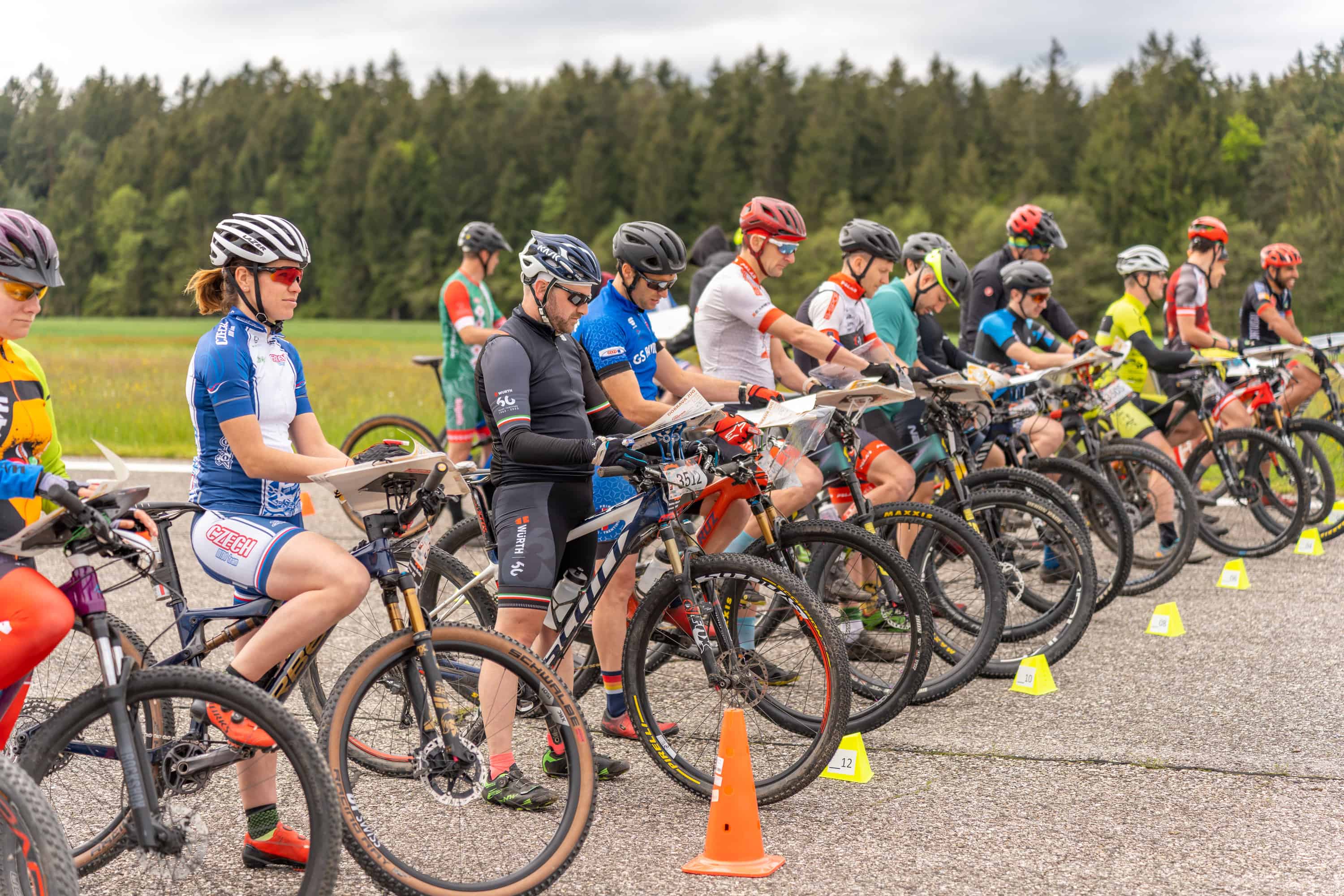Odlično vzdušje na skupinskem startu tekmovalcev Svetovnega prvenstva v orientaciji z gorskimi kolesi