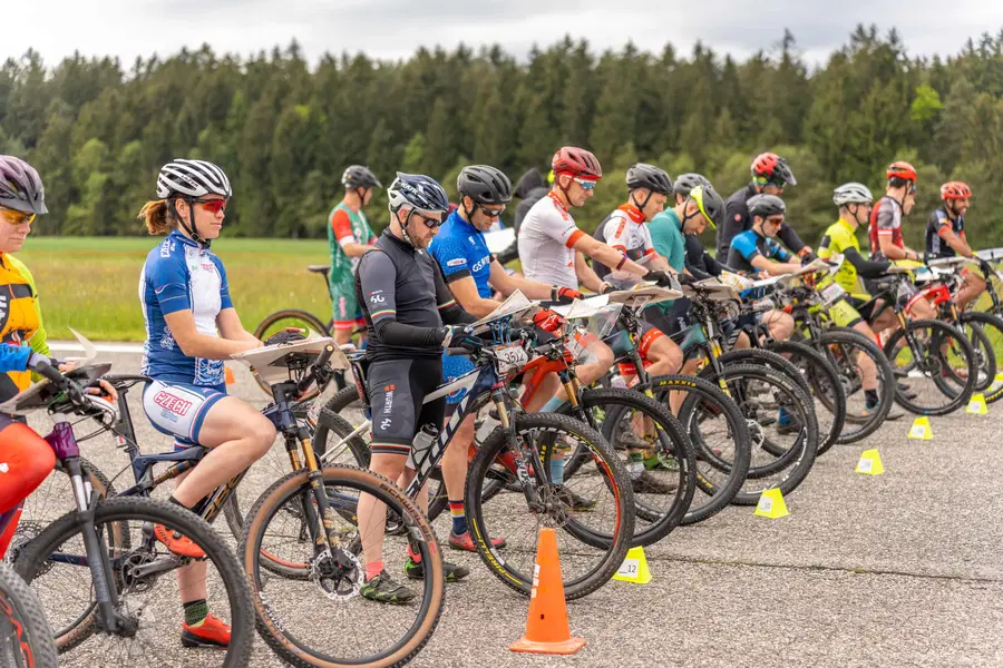 Odlično vzdušje na skupinskem startu tekmovalcev Svetovnega prvenstva v orientaciji z gorskimi kolesi