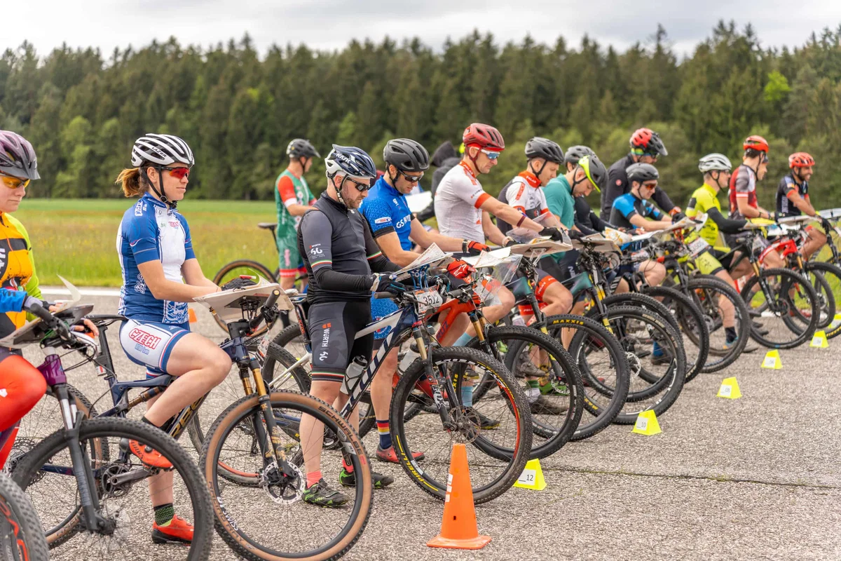 Odlično vzdušje na skupinskem startu tekmovalcev Svetovnega prvenstva v orientaciji z gorskimi kolesi