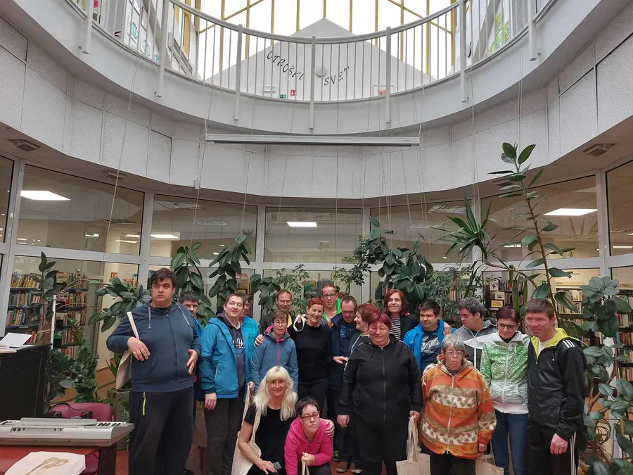 V Knjižnici Ksaverja Meška so podelili bralne značke za odrasle CUDV Črna in VDC Slovenj Gradec