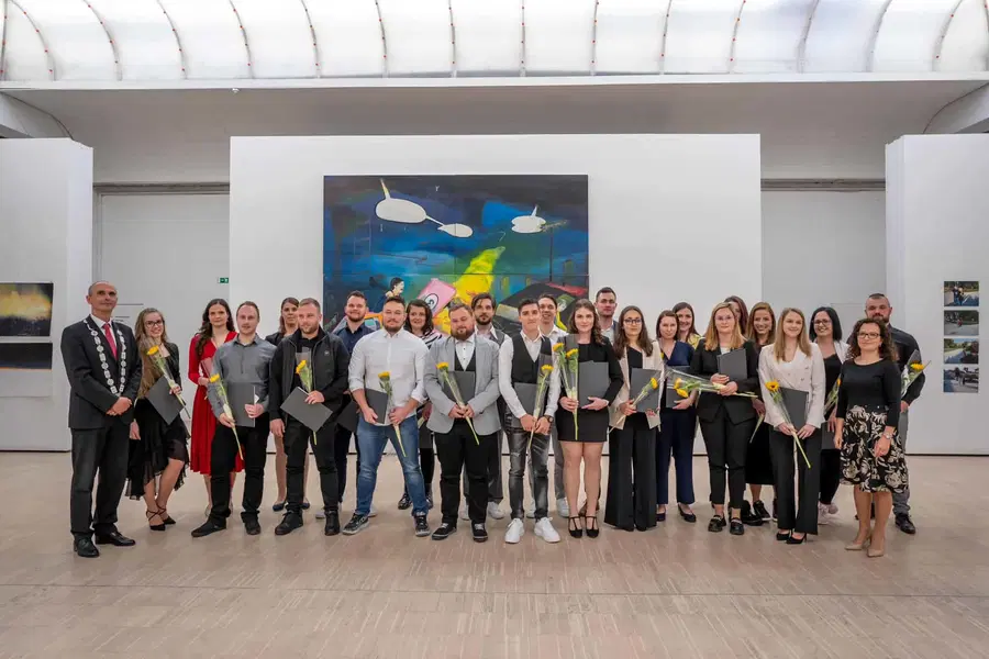 Fakulteto za tehnologijo polimerov končalo 29 diplomantov prve in druge stopnje (FOTO)