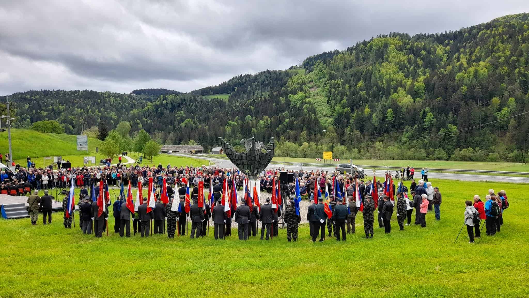 Na spominski slovesnosti ob 78. obletnici zadnjih bojev druge svetovne vojne na evropskih tleh slavnostna govornica Urša Klakočar Zupančič