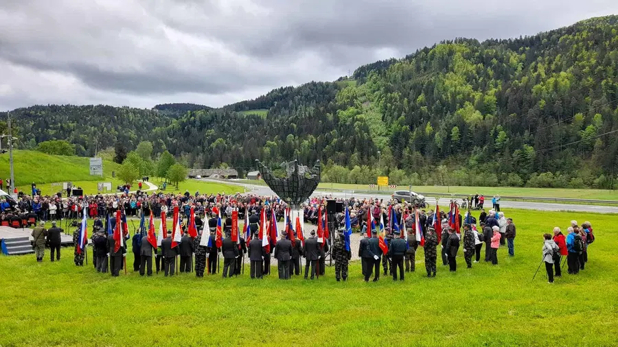 Na spominski slovesnosti ob 78. obletnici zadnjih bojev druge svetovne vojne na evropskih tleh slavnostna govornica Urša Klakočar Zupančič
