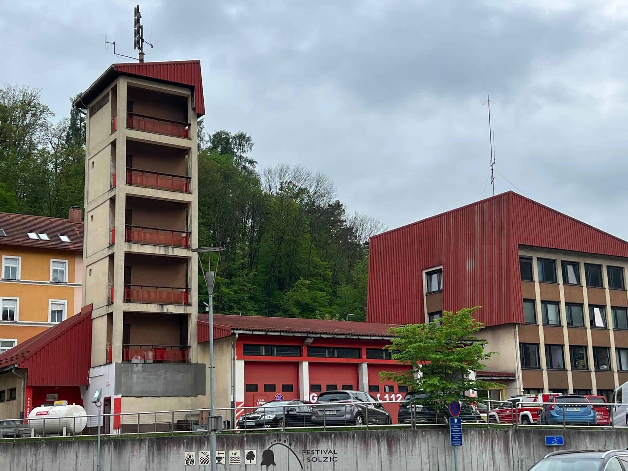 Gasilci iz dvigala rešili ujeto osebo