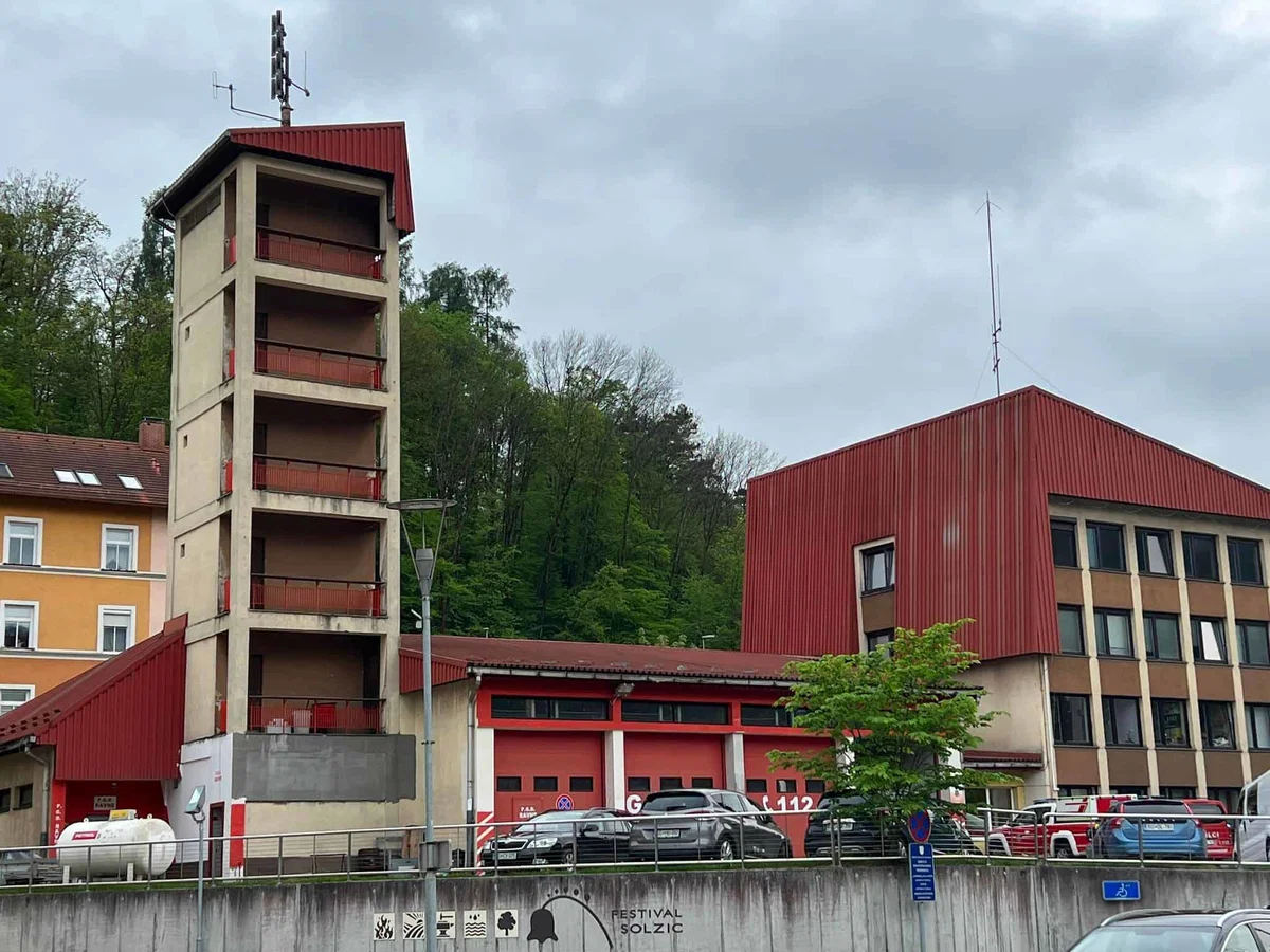 Gasilci iz dvigala rešili ujeto osebo