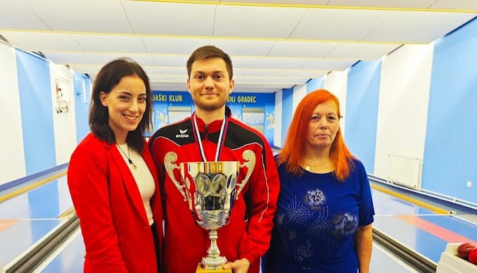 Na memorialu Antona Odra v Slovenj Gradcu med mladinkami slavila njegova hči, Ana Oder