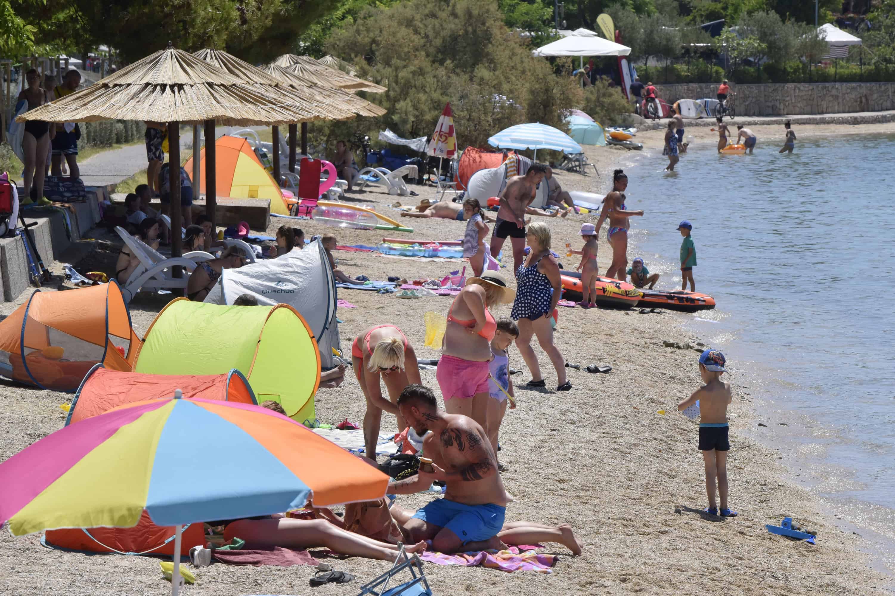 Na ZZZS pred poletnimi potovanji svetujejo pravočasno ureditev zdravstvenega zavarovanja