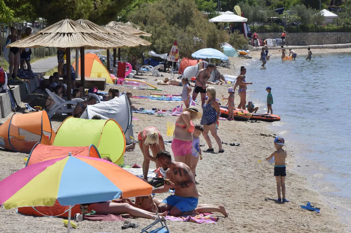Na ZZZS pred poletnimi potovanji svetujejo pravočasno ureditev zdravstvenega zavarovanja