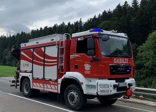V Pamečah vozilo zapeljalo s cestišča. Eno osebo prepeljali v bolnišnico