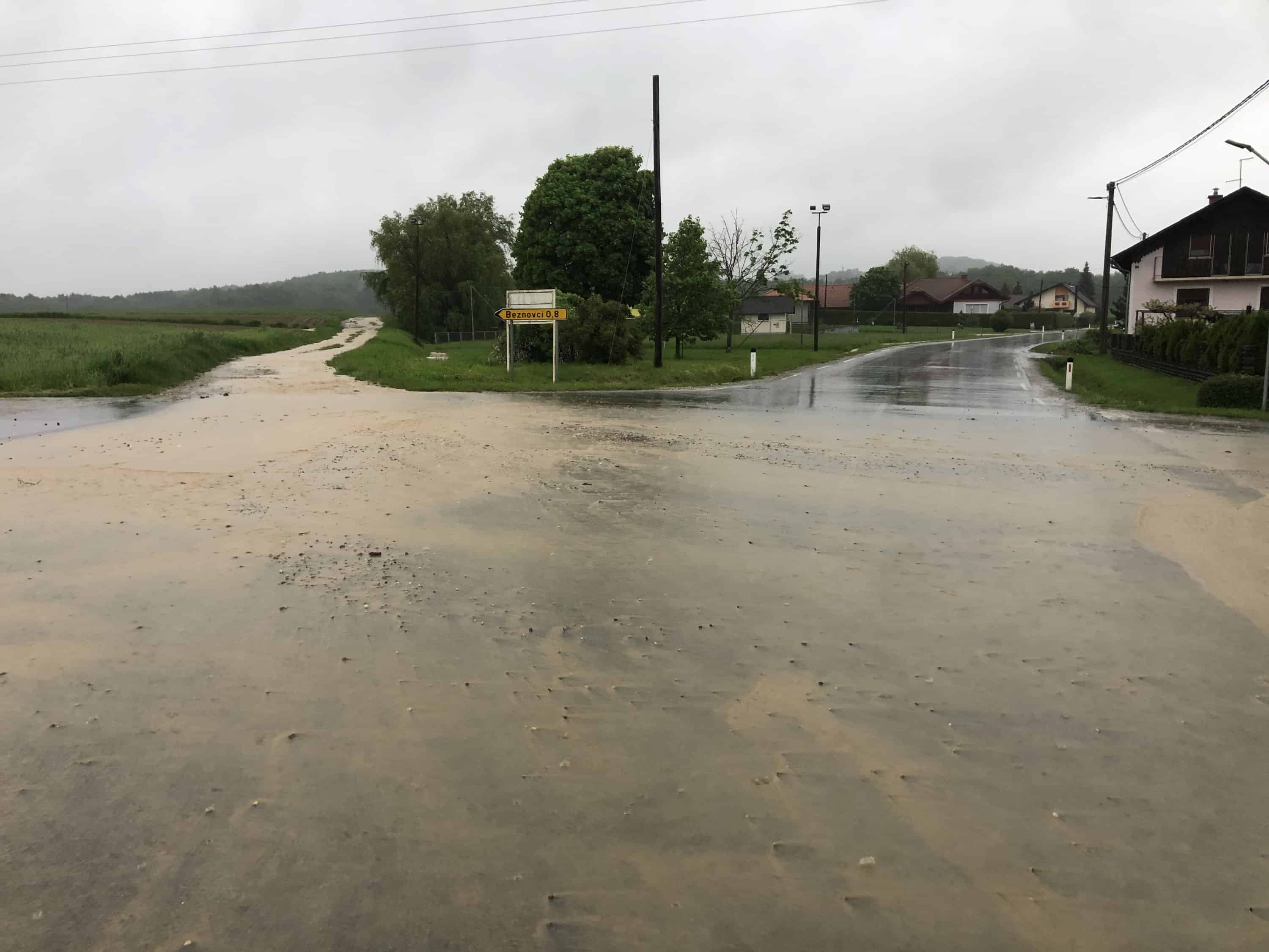 Gasilci čez noč odpravljali posledice deževja, sprožilo se je še 16 plazov