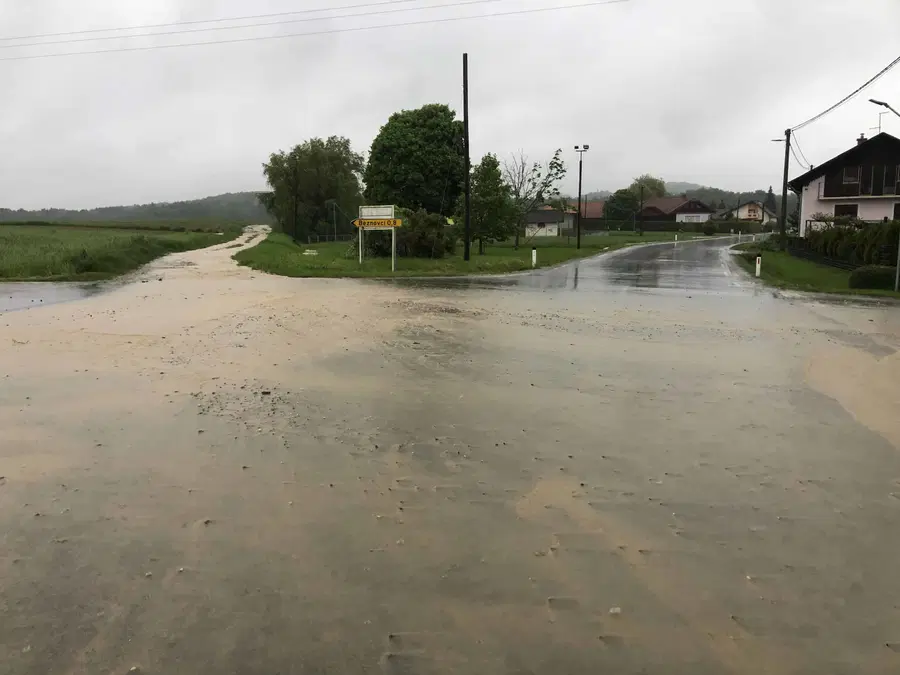 Vzhod države po obilnem deževju ogrožajo plazovi. Težave tudi v prometu