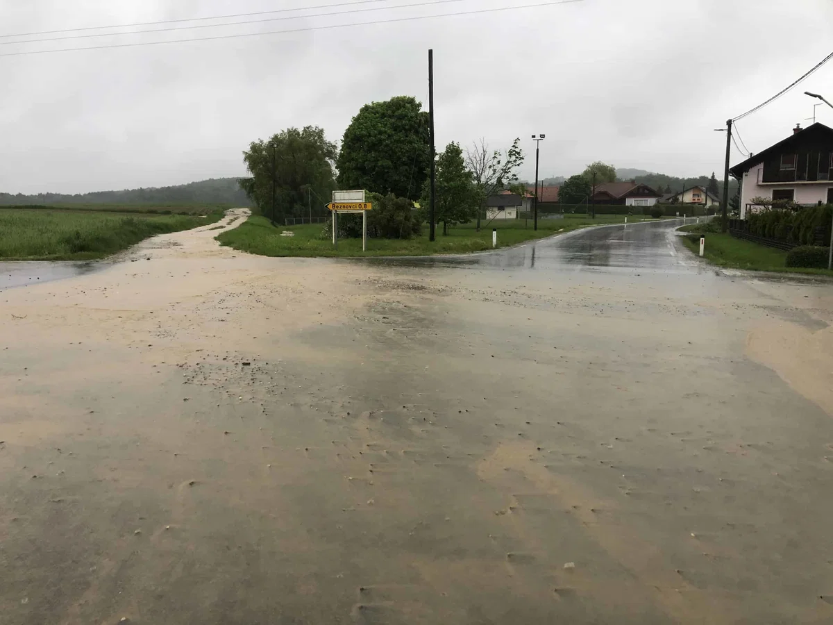 Gasilci čez noč odpravljali posledice deževja, sprožilo se je še 16 plazov