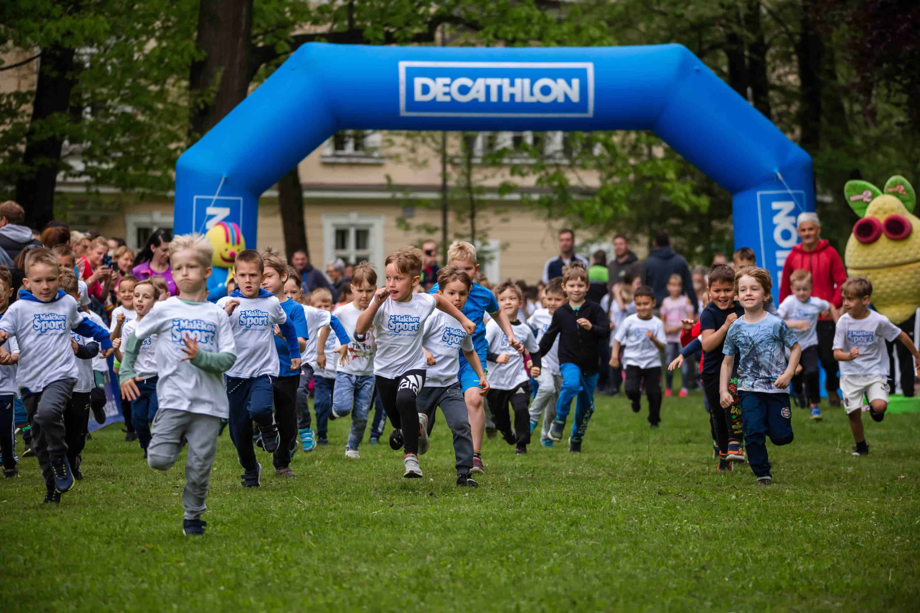 450 otrok je teklo in se skrivalo pred Modrim volkom