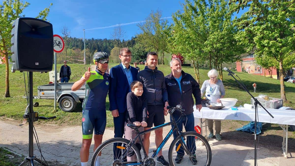 V dobrodelni akciji Dobrodelno okrog Slovenije je Matej iz Prevalj dobil novo kolo (FOTO)