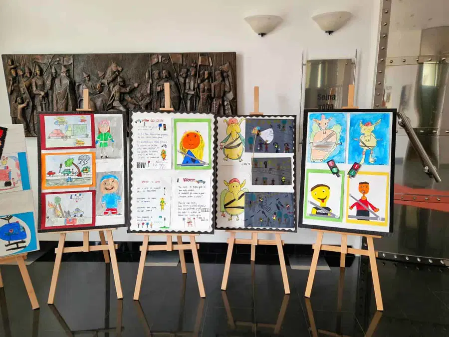 Razstava risbic v avli občine Ravne na Koroškem "Red je vedno pas pripet"