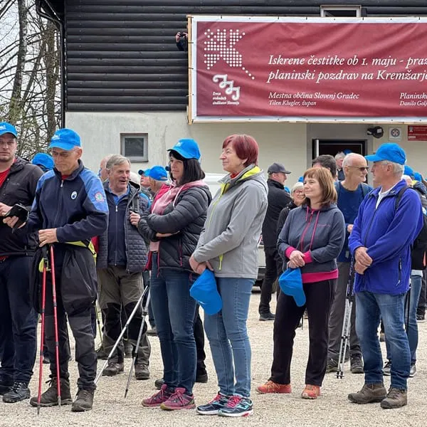 Na Kremžarjevem vrhu več kot tisoč ljudi