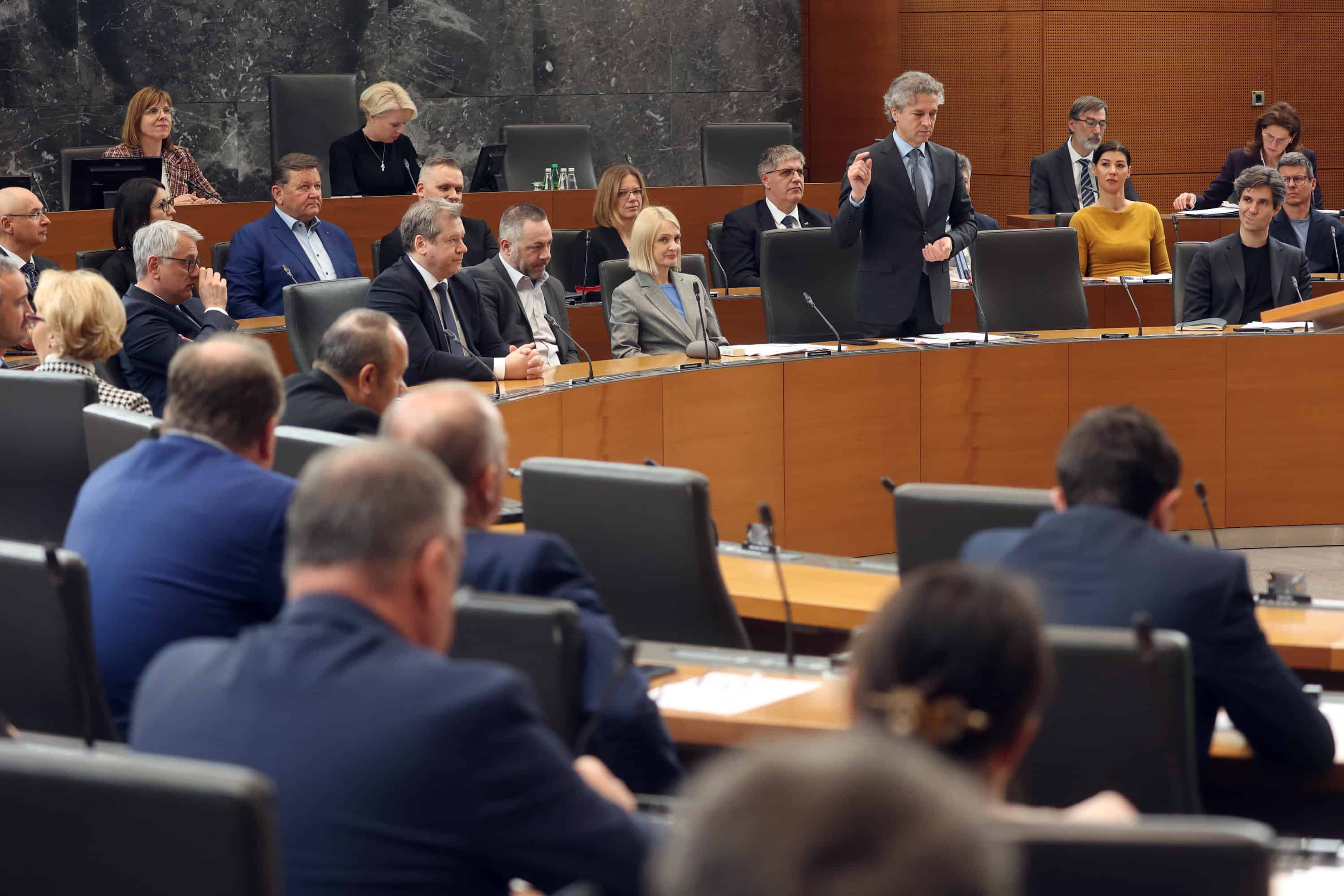 Vlada na zadnji seji pred počitnicami o pospešitvi postopkov sanacije škode po neurjih