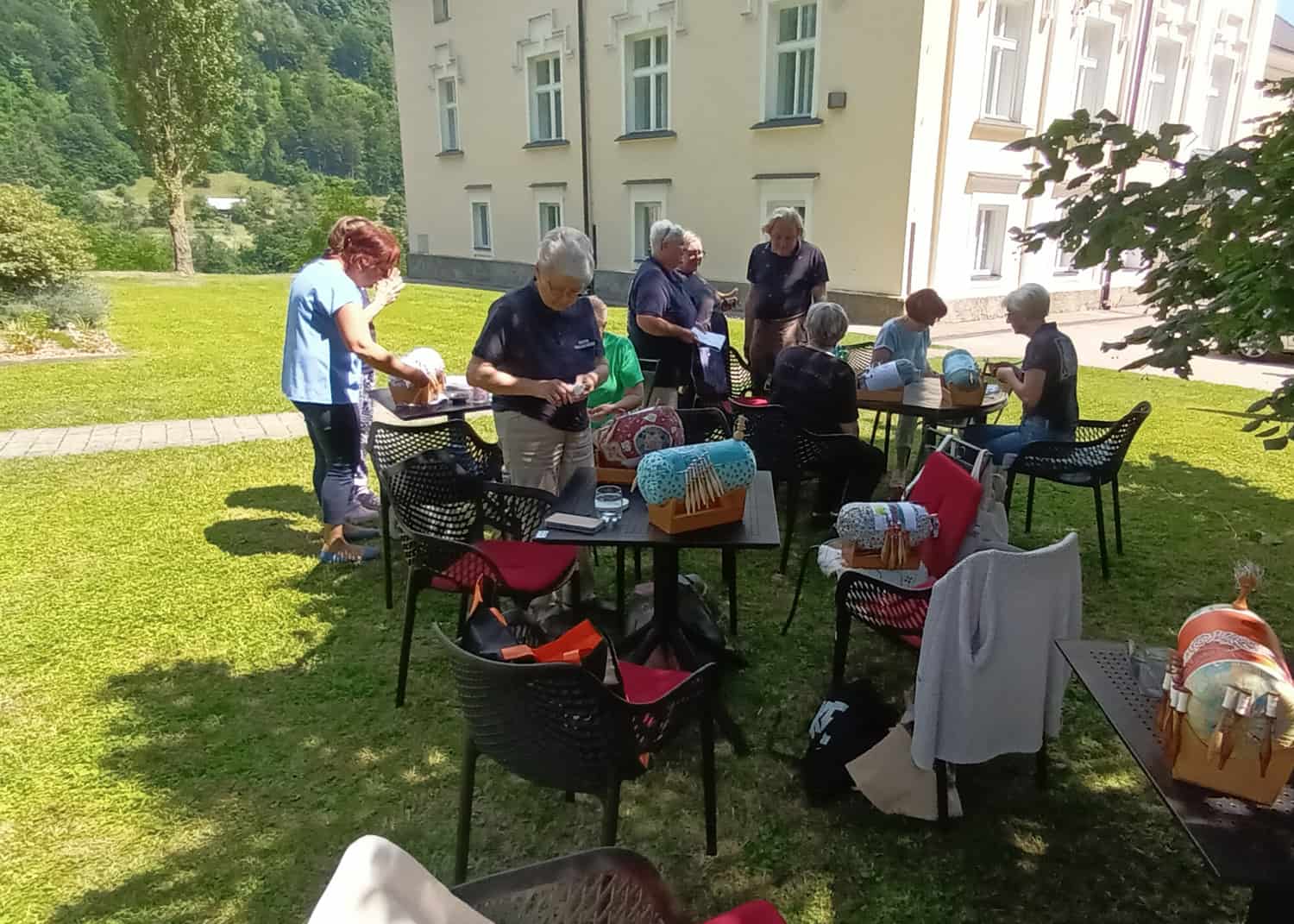 Svetovni dan klekljanja so koroške klekljarice obeležile v parku dvorca Bukovje (FOTO)