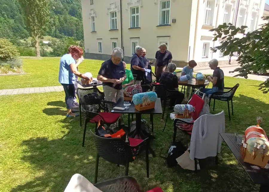 Svetovni dan klekljanja so koroške klekljarice obeležile v parku dvorca Bukovje (FOTO)