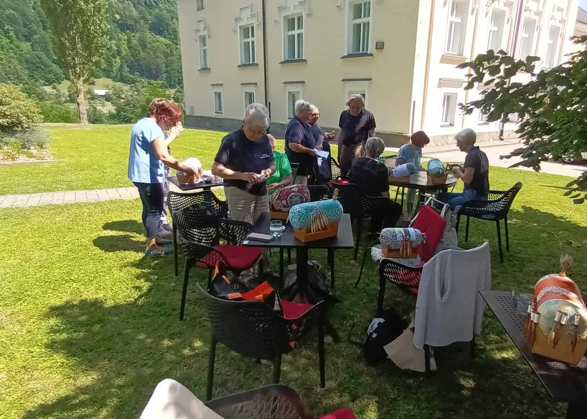 Svetovni dan klekljanja so koroške klekljarice obeležile v parku dvorca Bukovje (FOTO)