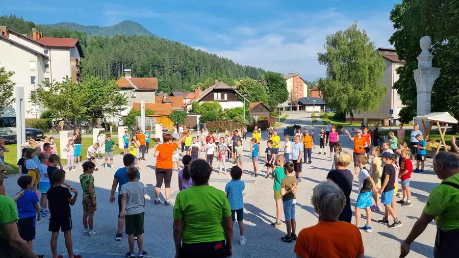FOTO: Potekala je medgeneracijska jutranja vadba v Mežici