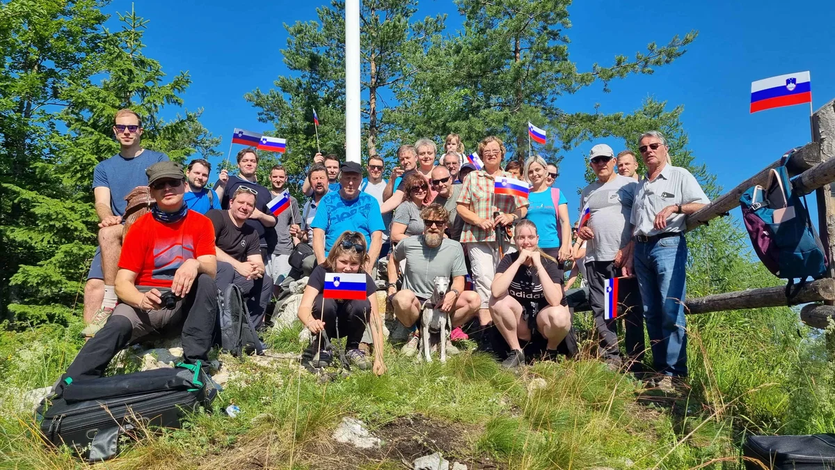 V Mežici pripravili proslavo ob dnevu državnosti na Štalekarjevem vrhu