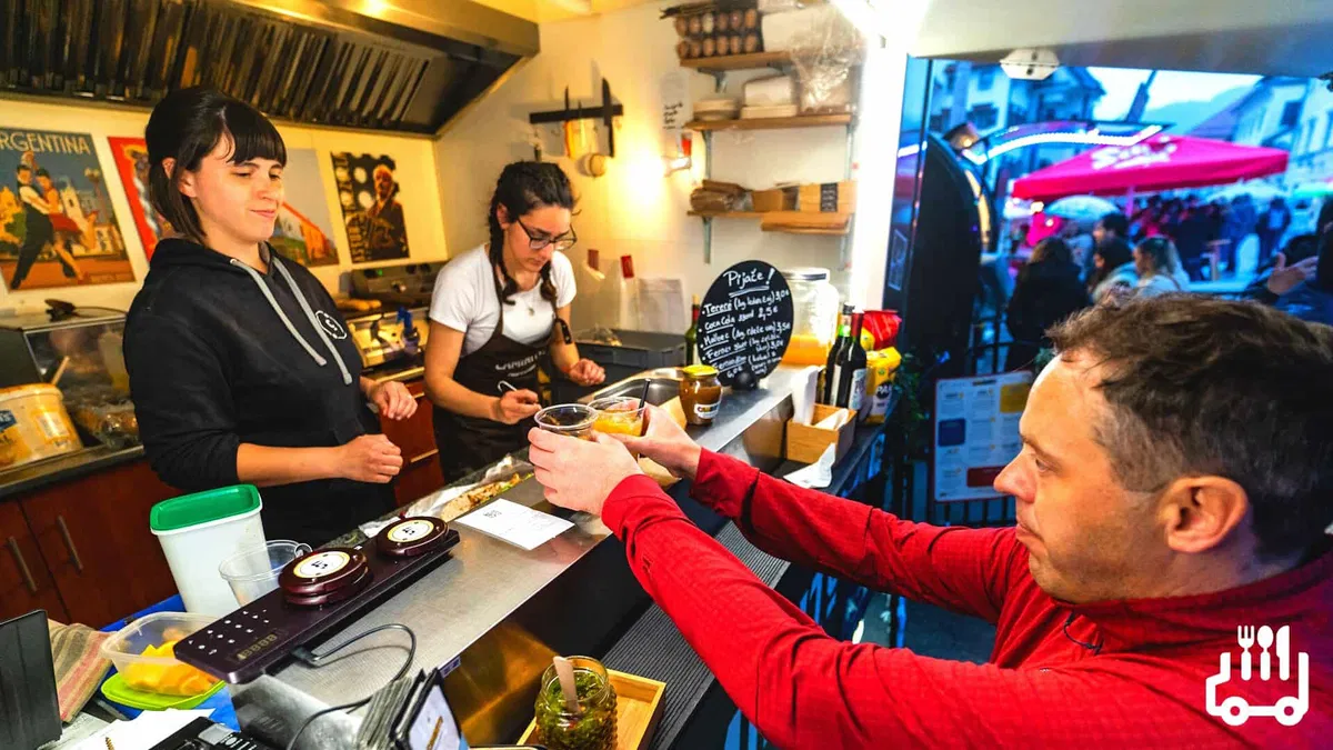 Pisani tovornjački in prikolice Karavane okusov vabijo v Slovenj Gradec