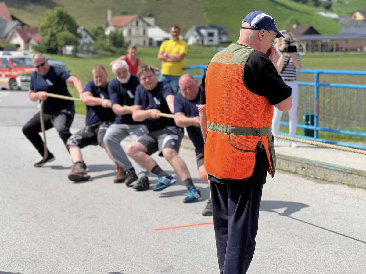 Mestna četrt Stari trg slavila v vlečenju vrvi čez Suhodolnico (FOTO)