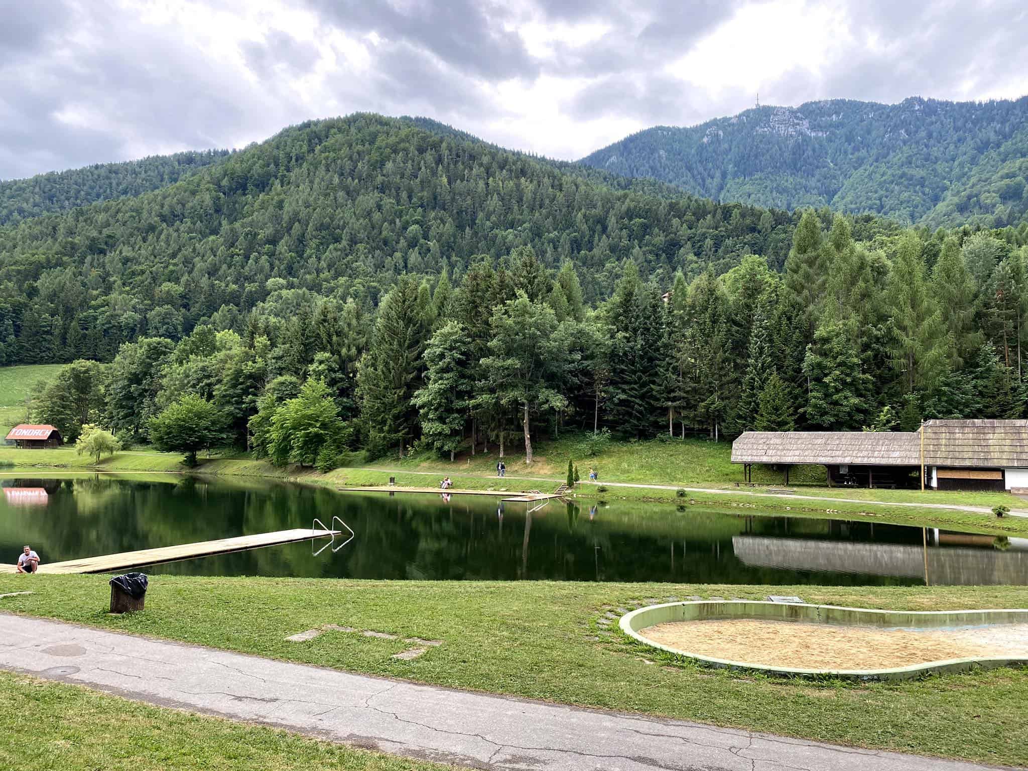 Zaradi prvomajske proslave na Ivarčkem jezeru bo nekoliko spremenjen prometni režim