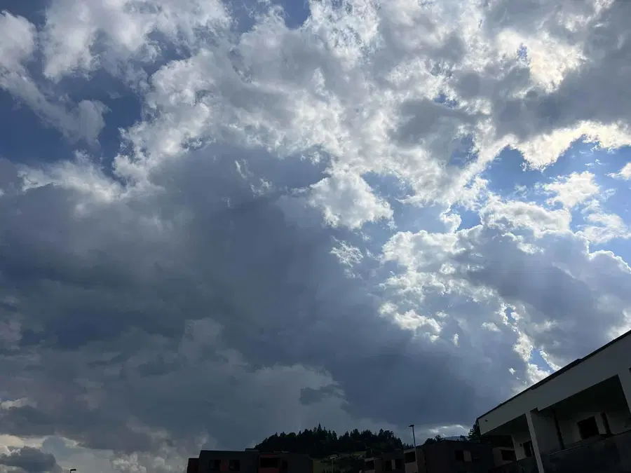 Vreme: Pretežno oblačno z manjšimi padavinami