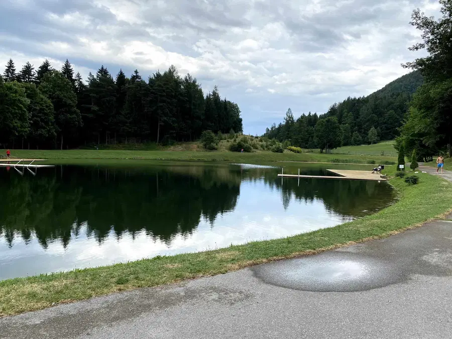 Občina Ravne objavila namero o sklenitvi neposredne pogodbe za najem Ivarčkega jezera