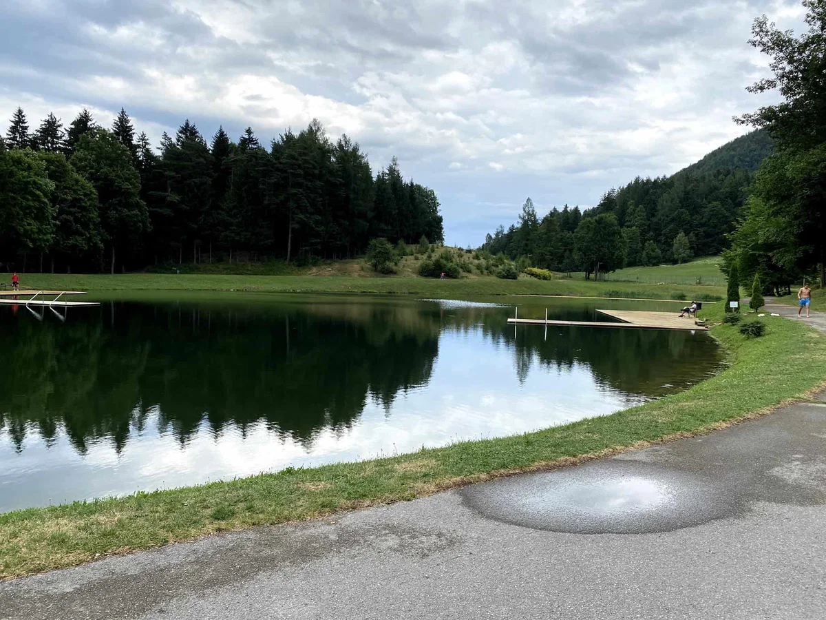 Za Ivarčko jezero devet ponudb, za del območja nekdanjega vrtca Marjetka nobena