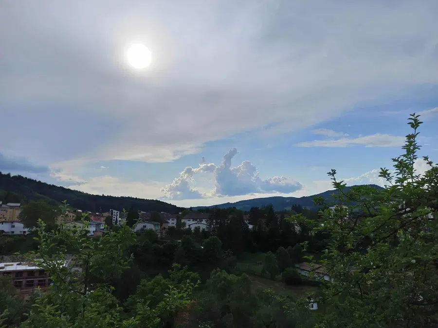 Danes še sončno, jutri že sneg do nižin