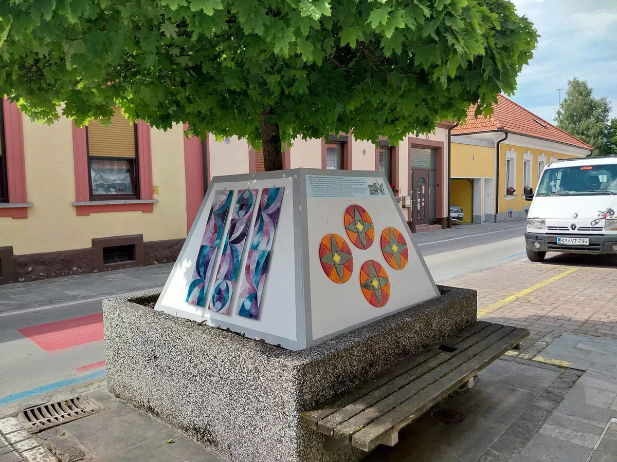 Na eni najbolj znanih slovenjgraških ulic razstava steklarskega mojstra Gostečnika