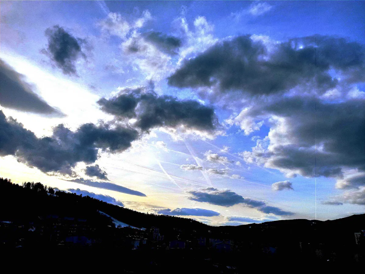 Vreme: Konec poletja prinaša padavine in puščavski pesek