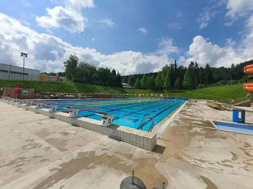 Letni bazen na Ravnah zaradi muhastega vremena danes ne obratuje
