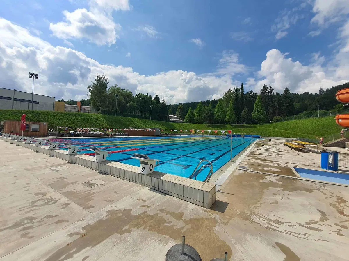 Poletna sezona kopanja na Ravnah se je uradno začela