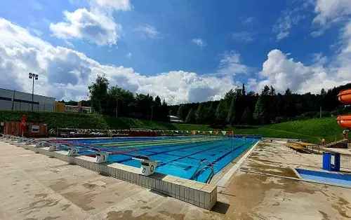Mladoletni dijaki iz Občine Dravograd lahko prevzamejo deset brezplačnih kuponov za bazen