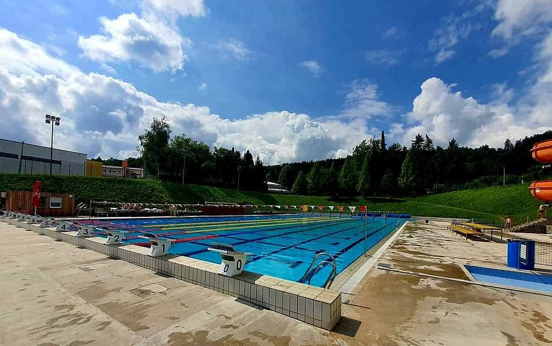Mladoletni dijaki iz Občine Dravograd lahko prevzamejo deset brezplačnih kuponov za bazen